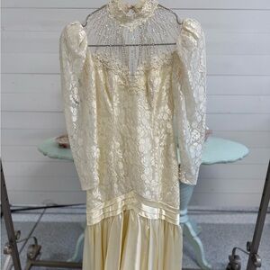 Elegant Cream Lace Wedding Dress